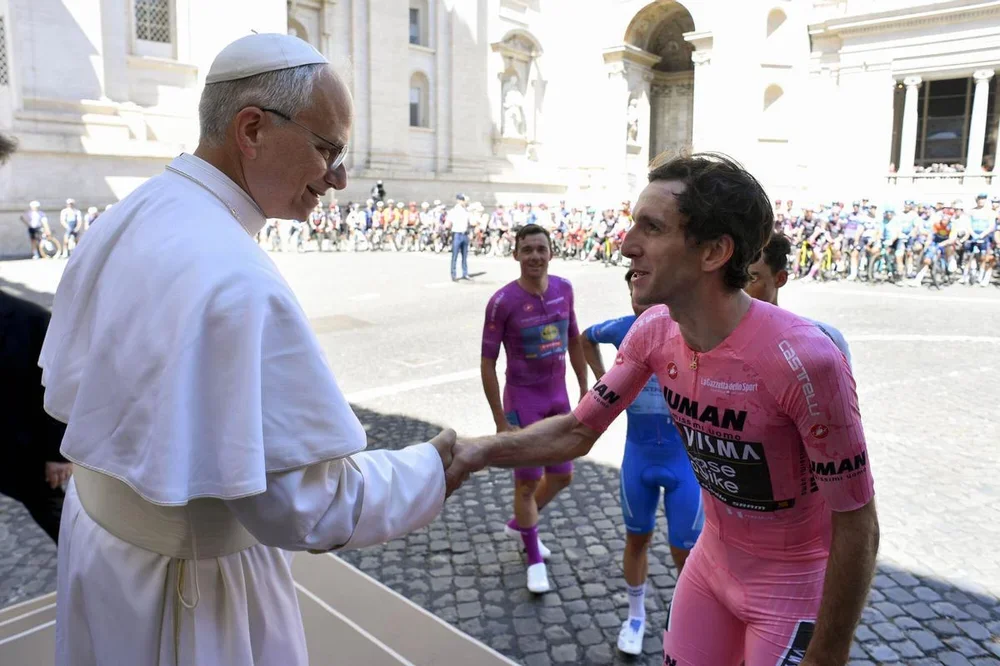 El papa León XIV saludó al líder del Giro, Simon Yates, en el Vaticano en la pasada edición
