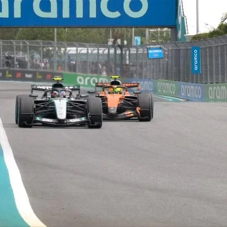 Kimi Antonelli disputa com Lando Norris durante o GP de Miami