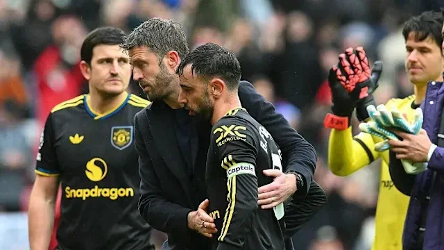 Michael Carrick and Bruno Fernandes walk off the pitch together